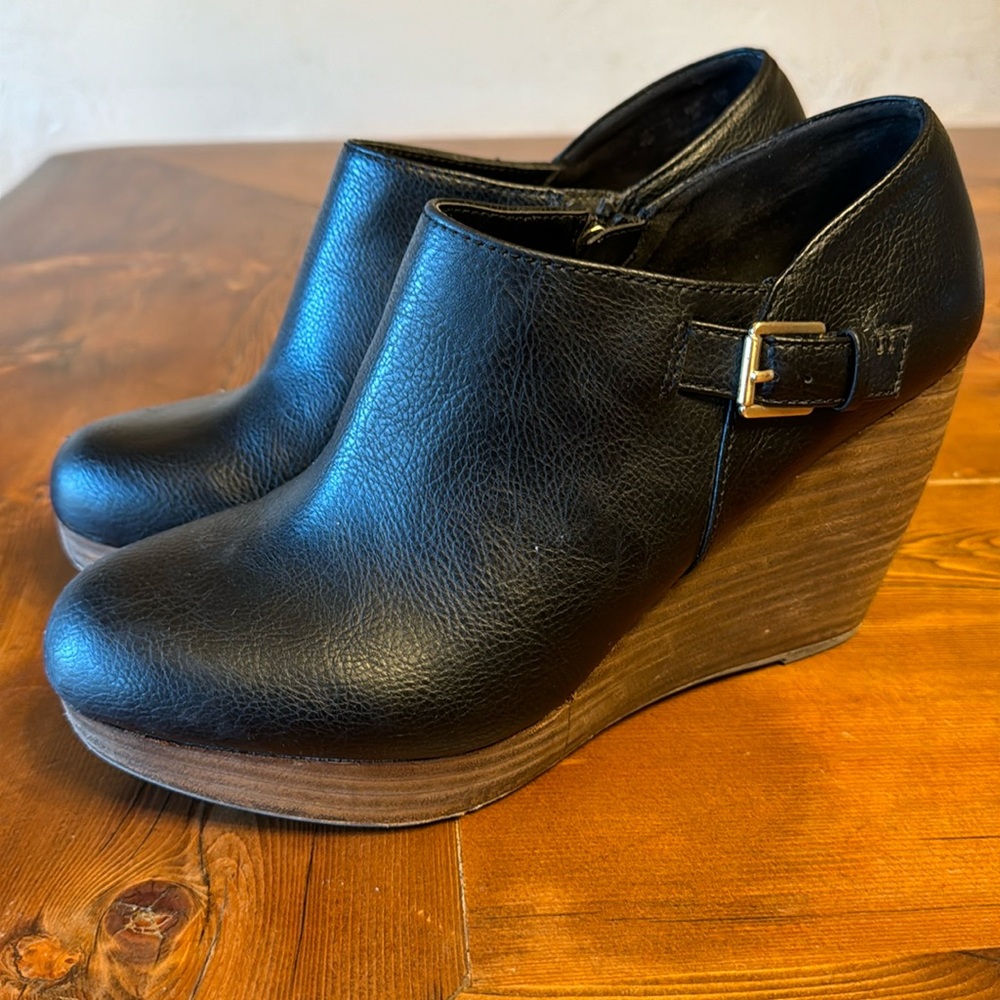 Dr. Scholl’s Wedge Bootie. 9W